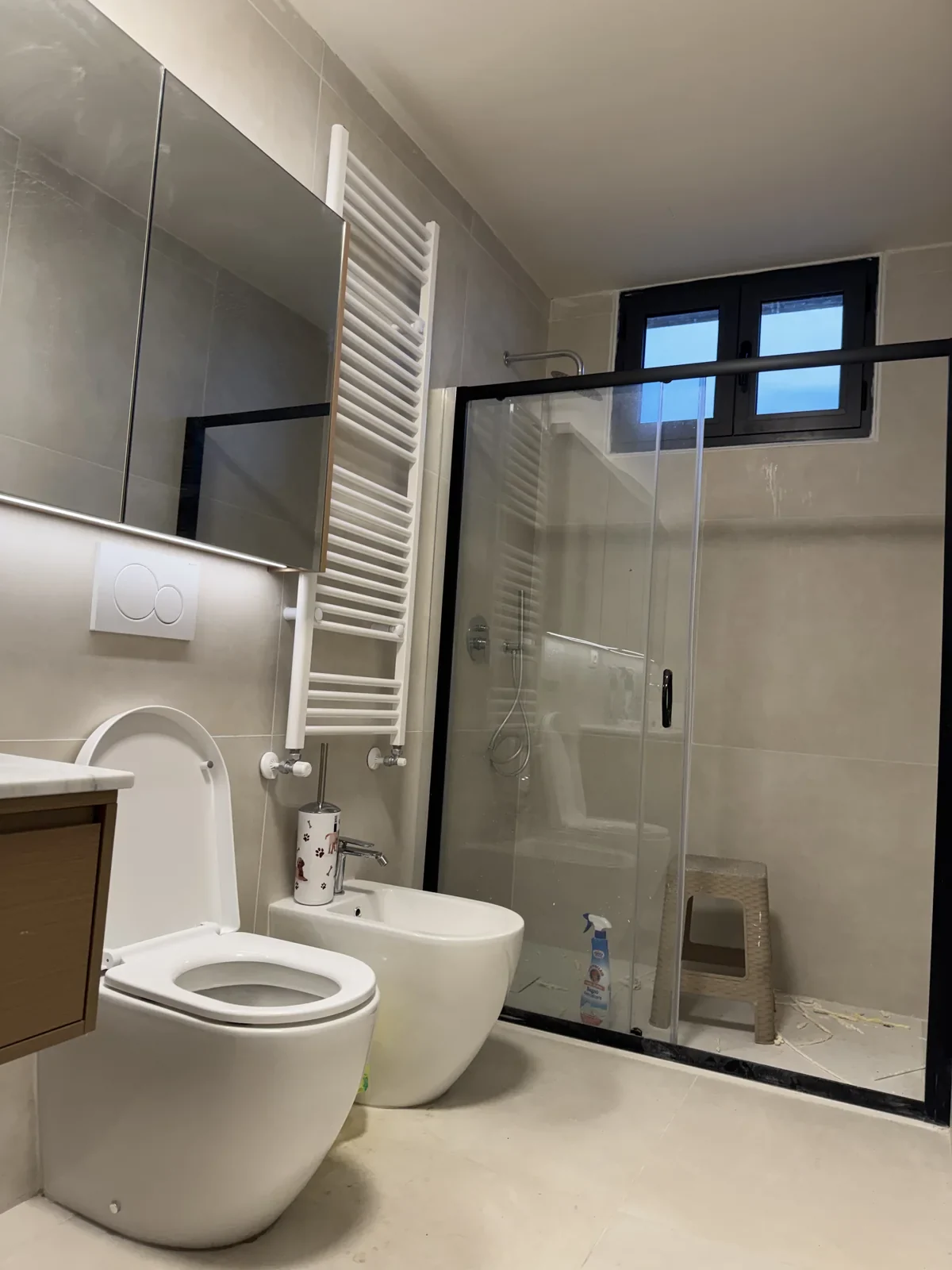 Bagno del progetto Mantova con doccia vetrata, sanitari e termoarredo